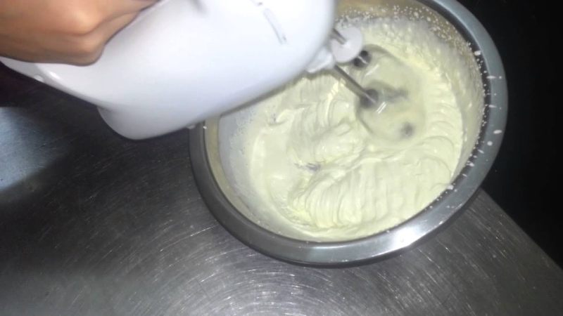cách làm whipping cream từ máy đánh trứng
